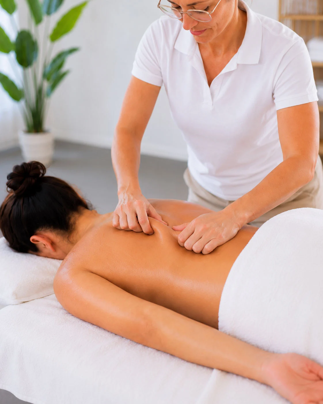 Zugtechnik am Rücken – Massage Zentrum Rümlang